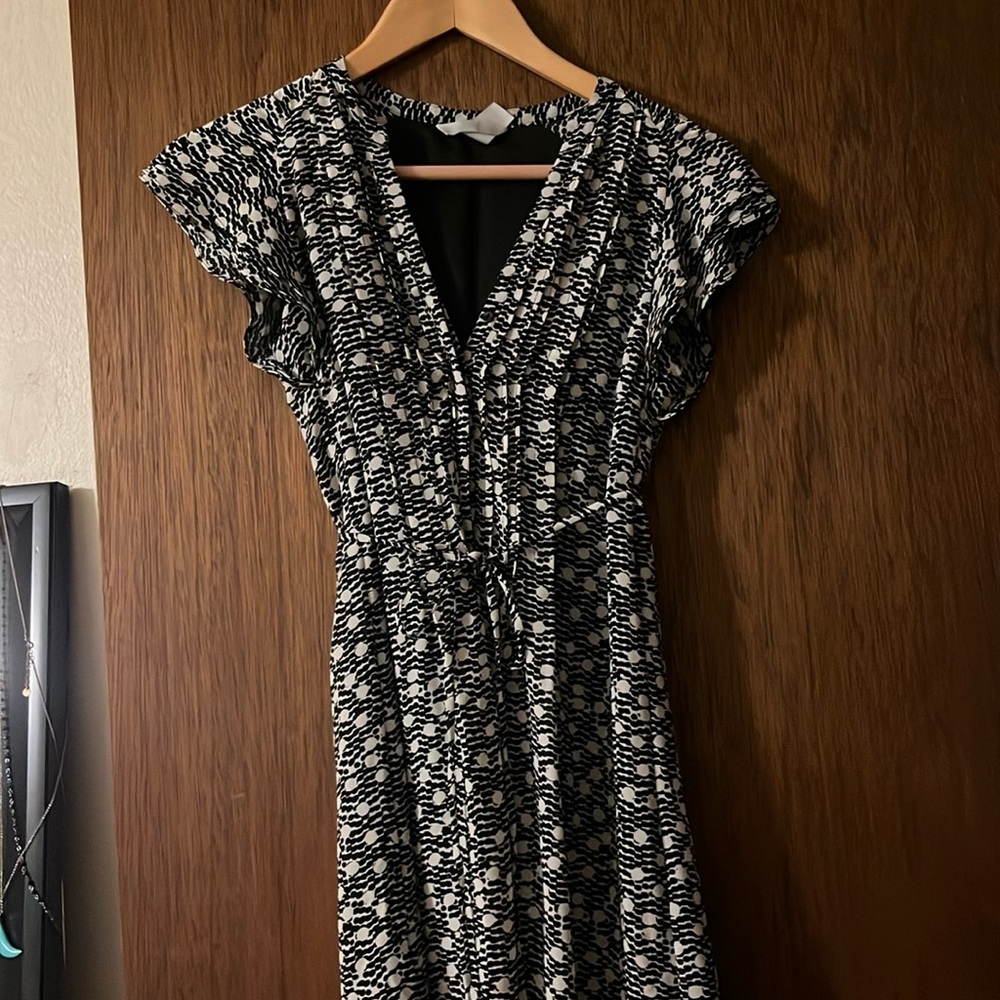 Never worn H&M Black and white flirty dress. Cinches at the waist with belt.